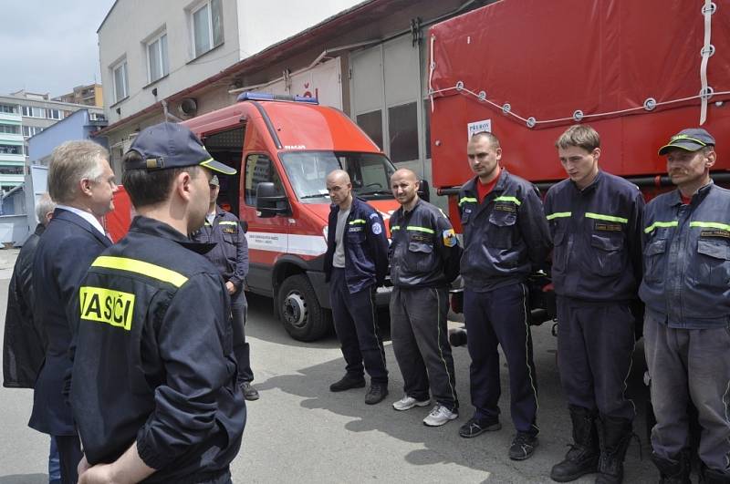 Přerovští hasiči naložili velkokapacitní čerpadlo a vyrazili do zaplavených Čech. V Praze budou pomáhat s odčerpáváním vo­dy.