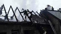 V neděli od poledne zasahuje pět hasičských jednotek u požáru v Olšovci.