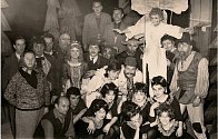 Populární Drdova pohádka Hrátky s čertem v podání ochotnického divadelního souboru Sokola Kokory v roce 1965. Na snímku Jana Teimera je mezi členy souboru pět někdejších předsedů či později starostů Sokola.