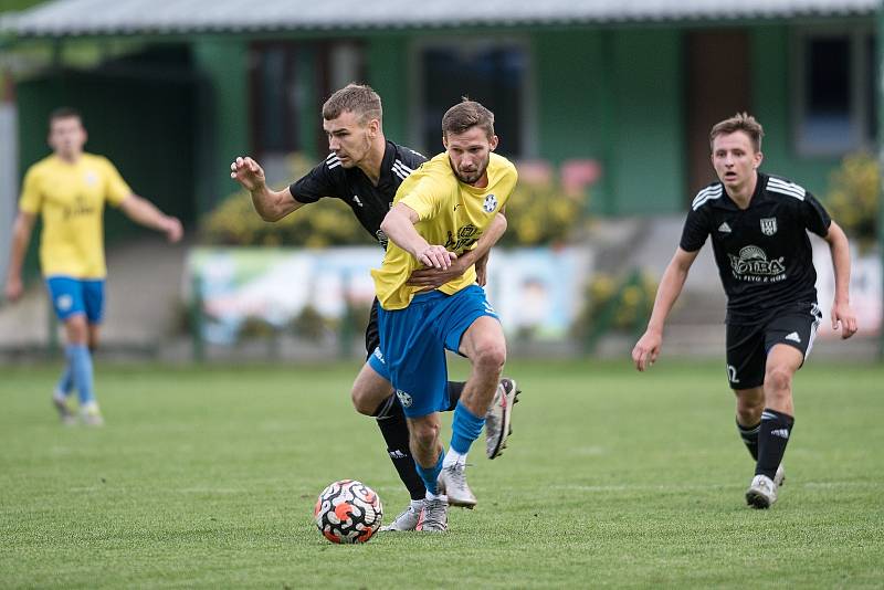 Fotbalisté Kozlovic (ve žlutém) porazili 3:0 Šumperk.