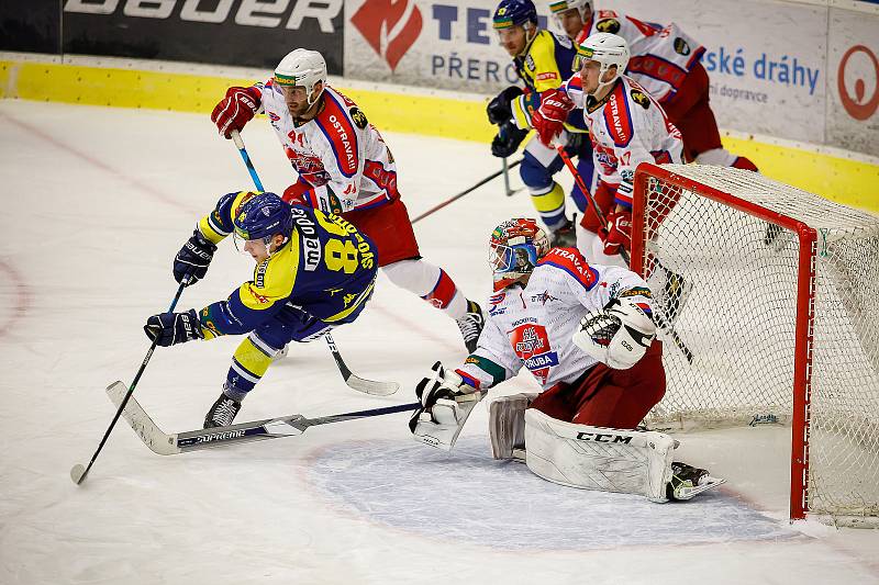 Hokejisté Přerova (v modrém) v prvním čtvttfinále play-off proti Porubě.