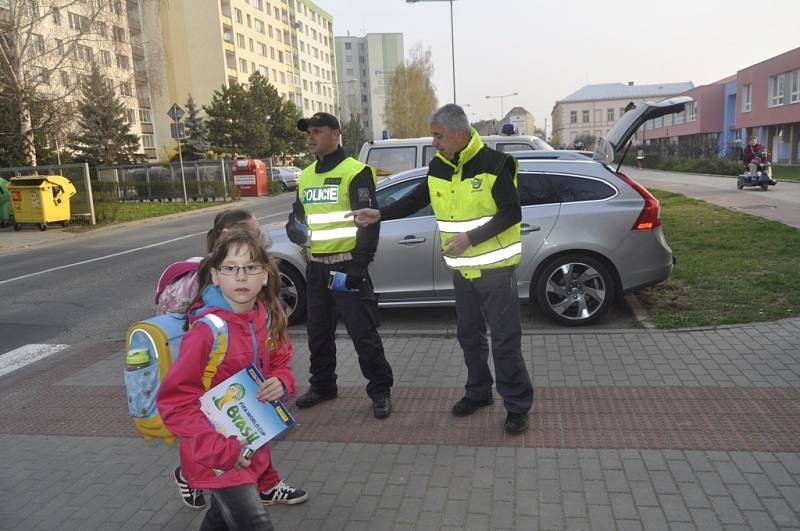 Policisté se tento týden zaměřili na bezpečné přecházení dětí u základních škol v Přerově. Jedno ze stanovišť bylo ve středu i před školou v Hranické ulici v Předmostí.