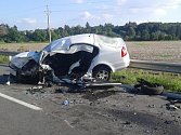 Řidič vozu Škoda Rapid při nehodě utrpěl mnohačetná poranění, kterým na místě podlehl. Dvaačtyřicetiletý šofér Škody Octavie byl letecky transportován do olomoucké Fakultní nemocnice.