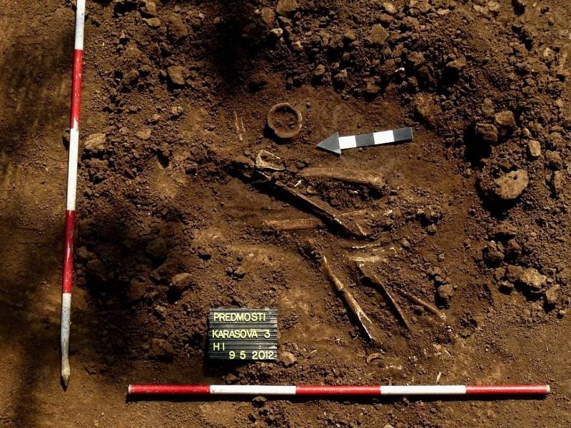 Unikátní nález učinili přerovští archeologové v Předmostí u Přerova. Majitelé rodinného domu našli na zahradě při výkopových pracích lidskou kostru ve skrčené poloze, která je typická pro pohřbívání v období starší doby bronzové.