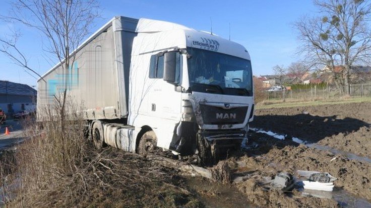 Řidiči kamionu, který havaroval v pondělí u Brodku u Přerova, se za jízdy přitížilo a kamion vyjel z cesty. Překonal mostek a strhl sloup veřejného osvětlení i s rozhlasem.