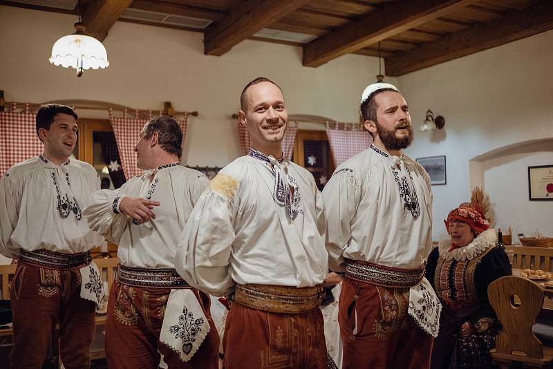 Folklorní soubor Haná Přerov ani v zimě nezahálí a poctivě nacvičuje na vystoupení, která tanečníky čekají. (Snímky jsou z tradičního lednového setkání v přerovské restauraci Katovna)