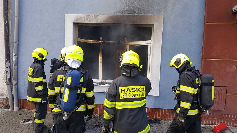 Hasiči likvidovali v pondělí požár dílny hračkářské firmy Noe v Lipníku nad Bečvou, kde se zrodila i slavná filmová postavička Kukyho. Firma v posledních týdnech přesedlala z výroby hraček na šití roušek.