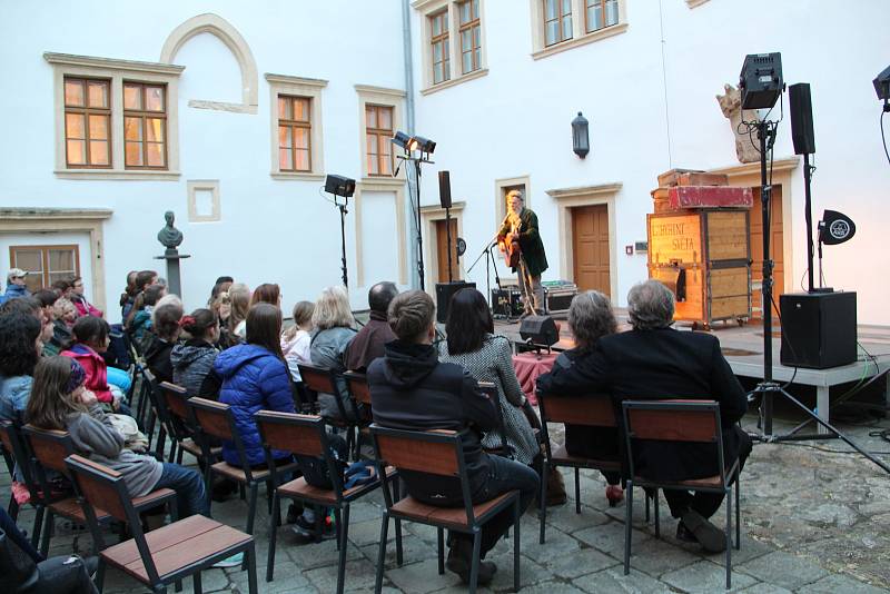 Muzejní noc, která se uskutečnila v pátek večer v prostorách přerovského zámku, měla jediné téma - učitel národů Jan Amos Komenský. Návštěvníci zhlédli na nádvoří představení Labyrint světa a ráj srdce, ale mohli si také vyzkoušet roli žáka v prvorepublik