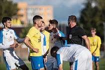 Městské derby mezi 1. FC Viktorie Přerov (v bílém) a FK Kozlovice (1:5).