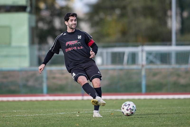 Fotbalisté Přerova (v bílém) porazili 1. HFK Olomouc. Martin Kotůlek