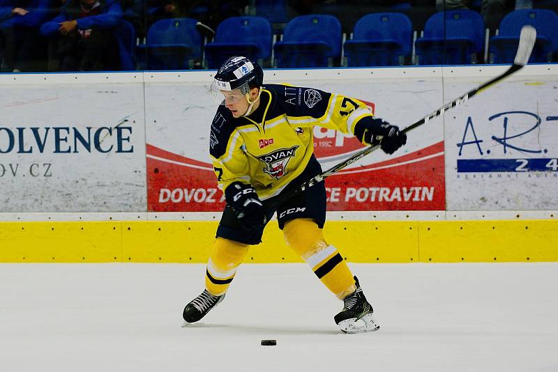 Hokejisté Přerova (v modrém) proti Ústí nad Labem (7:4).