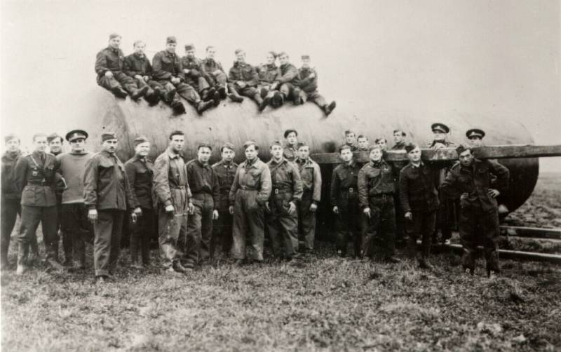 Snímek z roku 1938 zachycuje henčlovské letiště a ukládání cisterny na benzín.