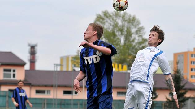 Fotbalisté Přerova (v bílém) doma porazili Slavičín 1:0. 