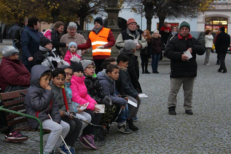 Na náměstí TGM v Lipníku nad Bečvou na příjezd prezidenta už lidé čekali v 15 hodin.