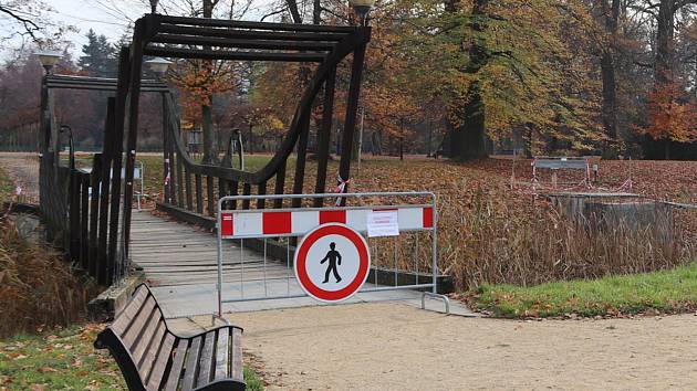 Dřevěné mostky v přerovském parku Michalov už dosloužily a čeká je výměna.