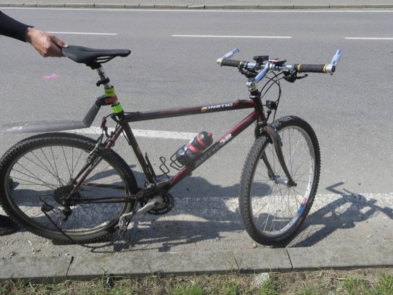 Nehoda cyklisty a auta v Rokytnici u Přerova