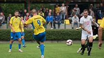 Fotbalisté Kozlovic (ve žlutém) proti Strání. Petr Nekuda zvýšil na 2:0