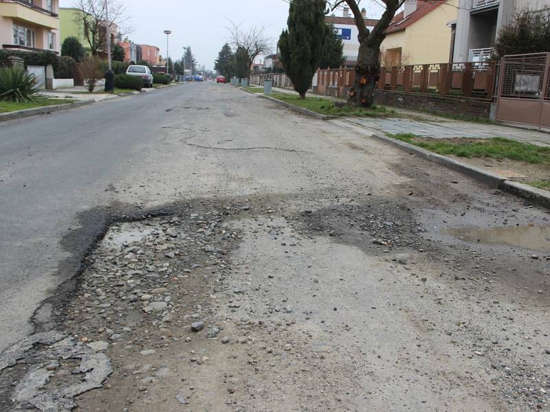 Lidé v Kozlovicích sepsali petici. Chtějí opravit poničenou vozovku i chodníky v ulici Na Zábraní.