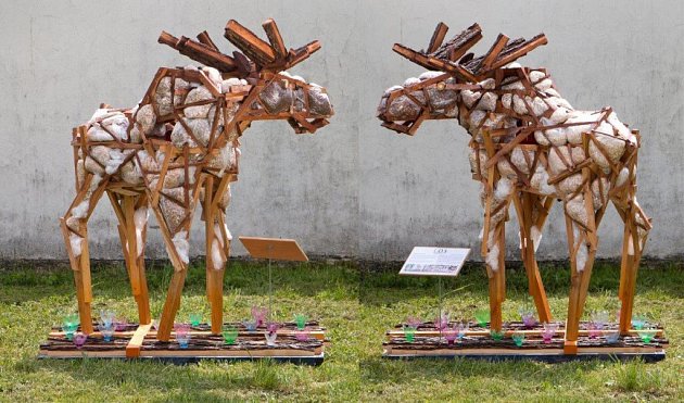 Studenti řezbářské školy v Tovačově vytvořili sochu Los z recyklovaného materiálu