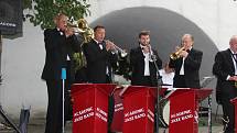 Výstavou v Galerii města na Horním náměstí oslavil své šedesátiny proslulý přerovský orchestr Academic Jazz Band. Vernisáž odstartovala v pátek odpoledne třídenní Svatovavřinecké hody.