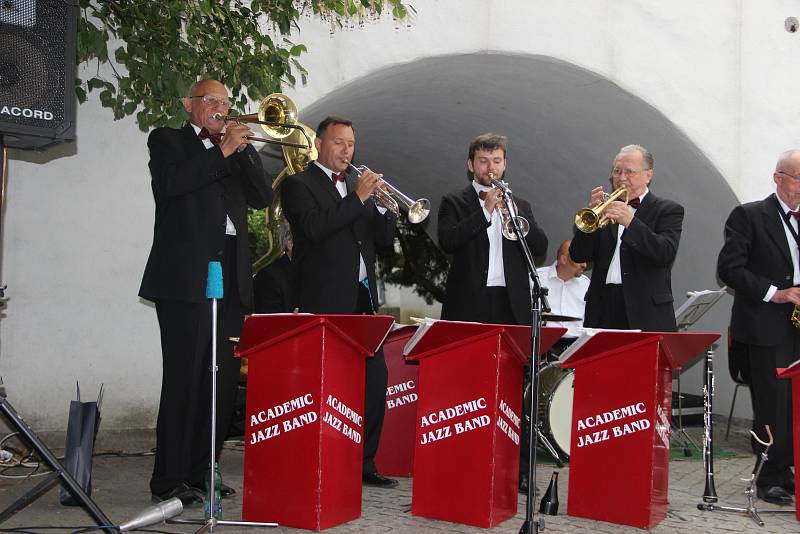 Výstavou v Galerii města na Horním náměstí oslavil své šedesátiny proslulý přerovský orchestr Academic Jazz Band. Vernisáž odstartovala v pátek odpoledne třídenní Svatovavřinecké hody.
