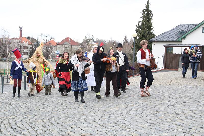 Přerovem prošel masopustní průvod. Nechyběli stárek se stárkovou, medvěd i smrtka.