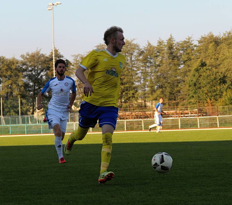 Fotbalisté Přerova (v bílém) podlehli FK Šumperk 1:2.