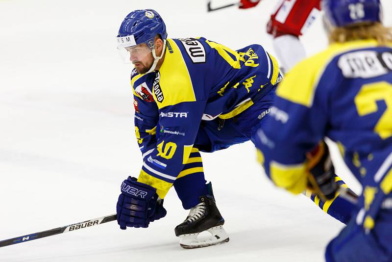 Hokejisté HC Zubr Přerov (v modrém) proti Frýdku-Místku (1:3). Milan Procházka.