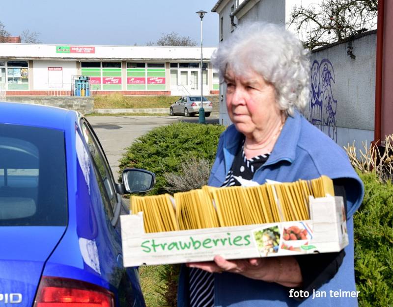  Starší občané Brodku u Přerova dostali ve čtvrtek 25. února  respirátory FFP2.