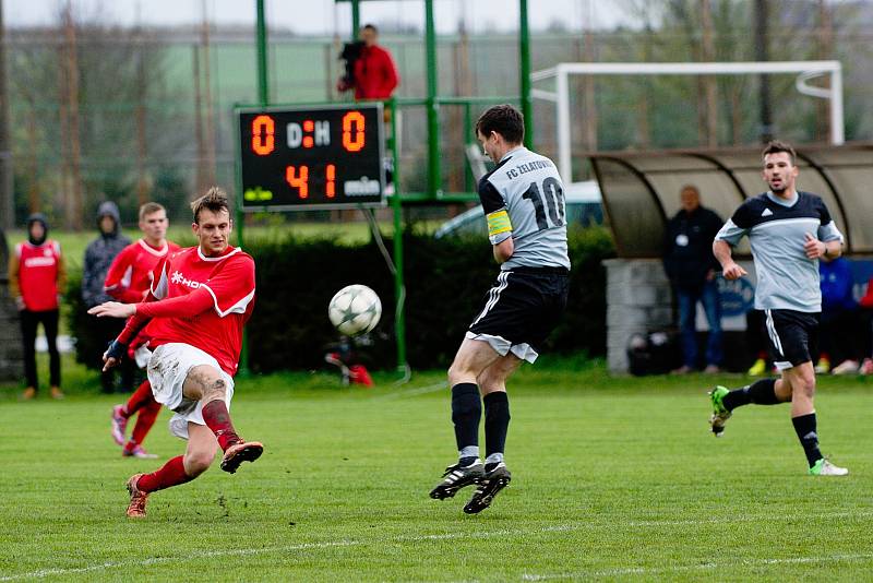 Fotbalisté Želatovic (v šedém) proti TJ Medlov