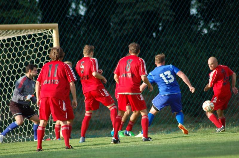 Fotbalisté Slavoje Kojetín (v červeném) v přípravě proti Fryštáku