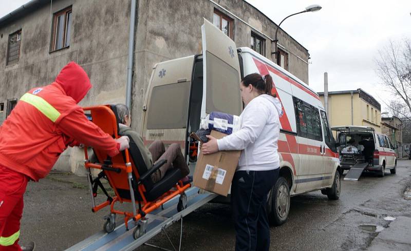 Odjezd posledních klientů z lazaretu v Dluhonské ulici v Přerově