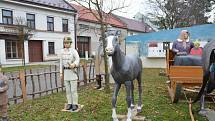 Na návsi v Dřevohosticích už jsou rozestavěny sochy velkého figurálního betlému, který vyrobil lidový umělec Alexandr Forýtek. Dílo je unikátní v tom, že některé postavy v životní velikosti  byly zhotoveny podle skutečných obyvatel Dřevohostic.