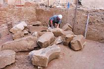 Bádání archeologů při rekonstrukci renesančního paláce na Helfštýně. Pohled od východu na koncentraci architektonických článků, odkrytých v úrovni podlahy místnosti starého paláce.