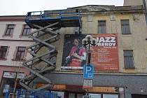 Zabezpečení budovy na náměstí T. G. Masaryka 8 v Přerově, která je ve značně zchátralém stavu, prováděli počátkem týdne pracovníci.
