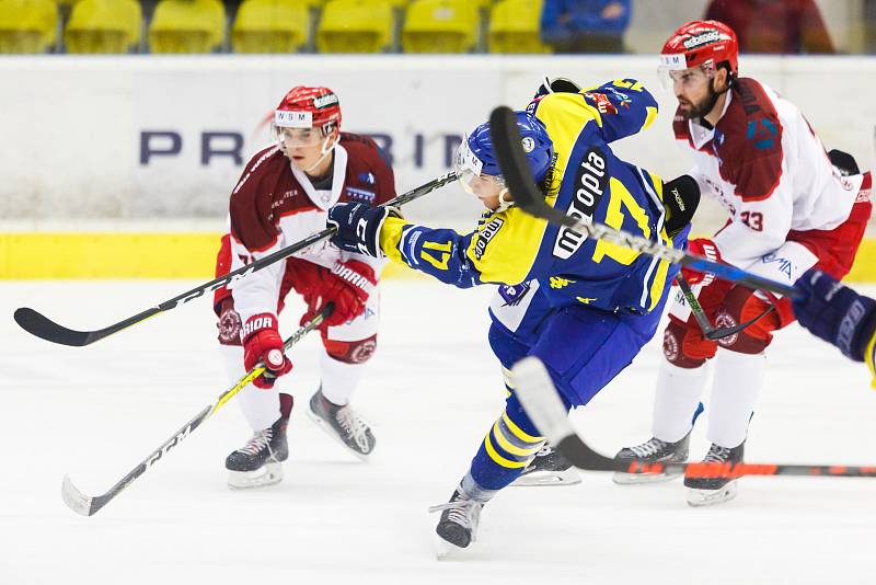 Hokejisté HC Zubr Přerov (v modrém) proti Frýdku-Místku (1:3). Tomáš Fořt.