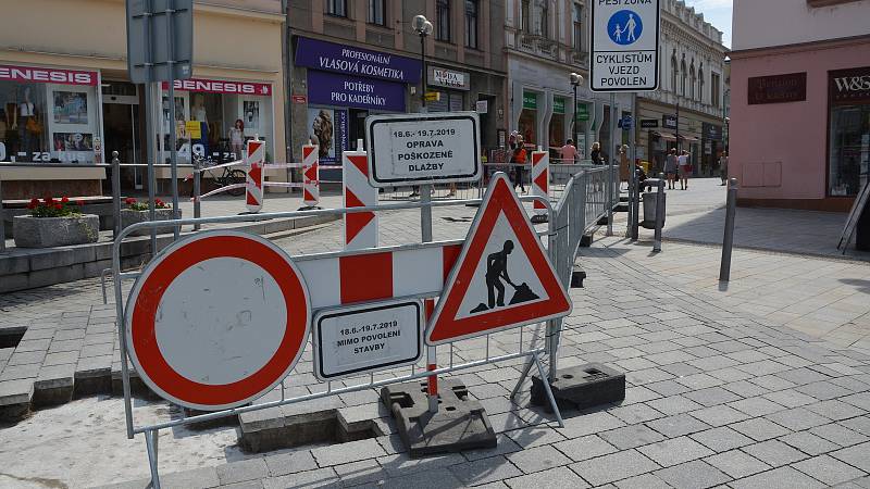 Wilsonova ulice v centru Přerova s propadlou dlažbou - 18. 6. 2019