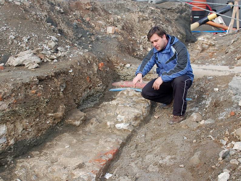 Zajímavé nálezy odkryli archeologové v místech u Tyršova mostu v Přerově, kde nyní probíhají práce na stavbě jižního předpolí.