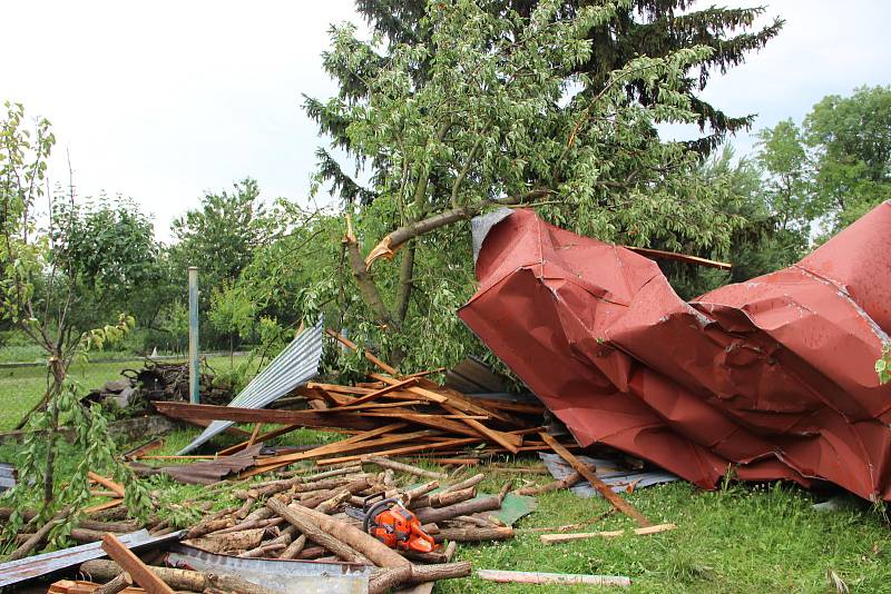 Poničené střechy rodinných domů, vyvrácené stromy a trámy, které se rozletěly jako třísky do okolí. Tak to vypadalo v pátek odpoledne v Uhřičicích na Kojetínsku, kterými se prohnala silná vichřice