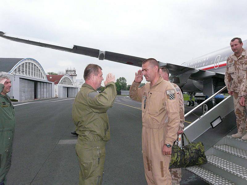 Poslední vojáci z přerovské vrtulníkové základny, kteří byli součástí prvního kontingentu na misi v Afghánistánu, se v úterý odpoledne vrátili zpět do vlasti.