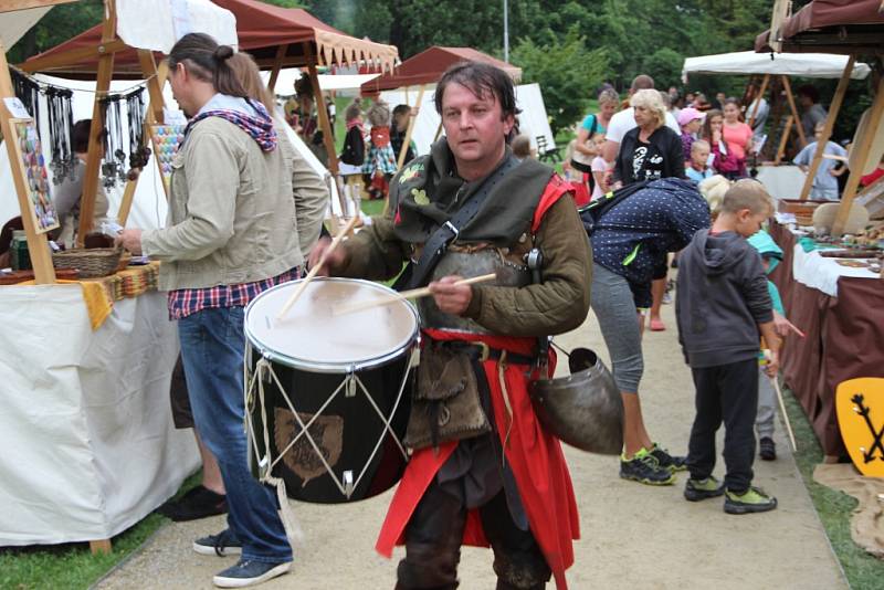 Řinčení mečů se rozléhalo během soboty parkem ve Veselíčku. Třetí ročník akce Dobývání Moravské brány měl jasné téma – vladaře Karla IV. Milníky z jeho života rozdělené do scének mohli návštěvníci vidět během celého dne. 