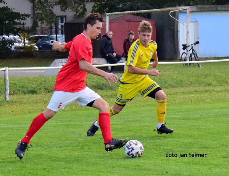 Fotbalisté Šternberka (ve žlutém) vyhráli v Brodku u Přerova 2:1. David Kuba