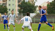 Fotbalisté Přerova (v bílém) v domácím derby s Hranicem