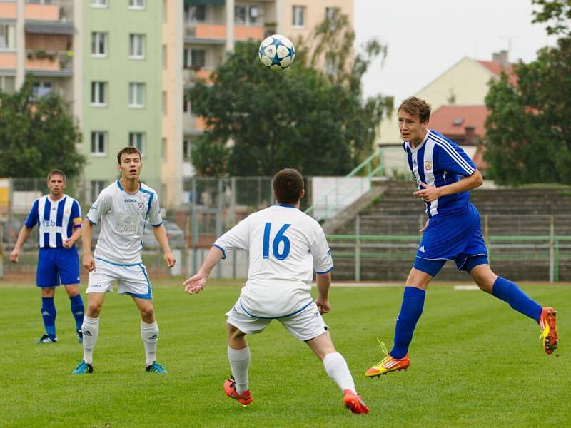 Fotbalisté Přerova (v bílém) v domácím derby s Hranicem