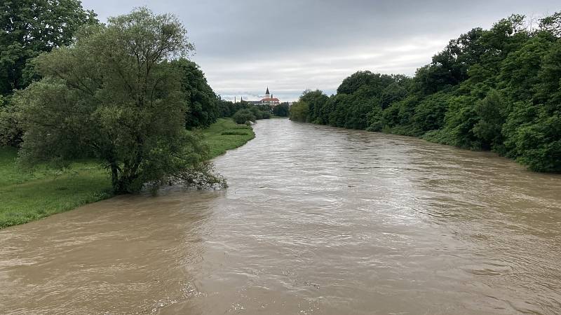 Řeka Bečva v Přerově v neděli 21. června mezi 15. a 16. hodinou.