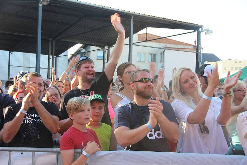 V areálu přerovského pivovaru Zubr to v sobotu celý den žilo.  Pivo teklo proudem a tradiční Zubrfest hostil na dvou scénách skvělé kapely.