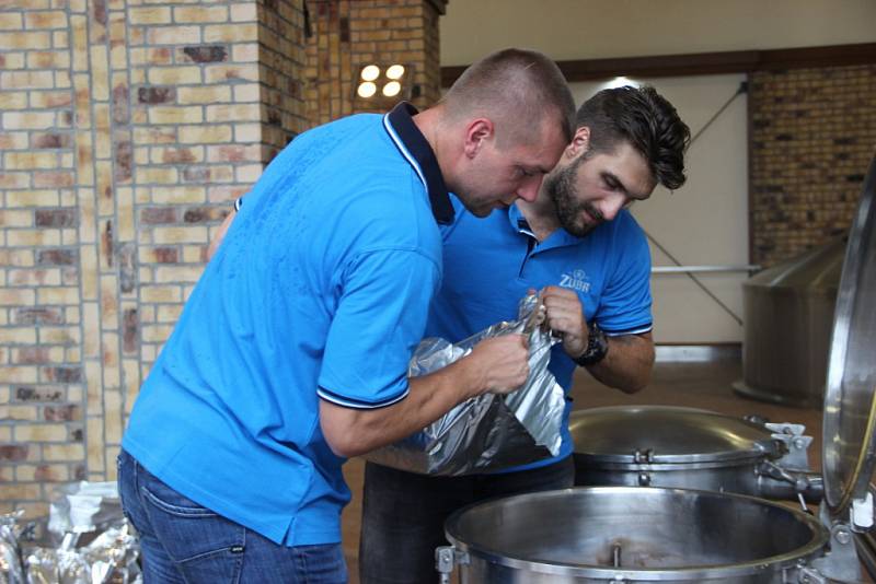 Přerovští hokejisté z HC Zubr vařili v úterý odpoledne pro své fanoušky speciální pivo ve varně pivovaru.