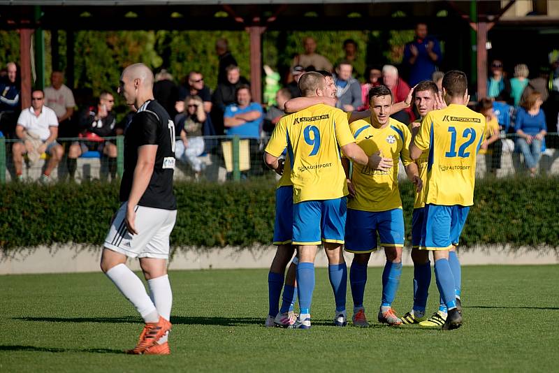 Fotbalisté FK Kozlovice (ve žlutém) proti 1. HFK Olomouc.