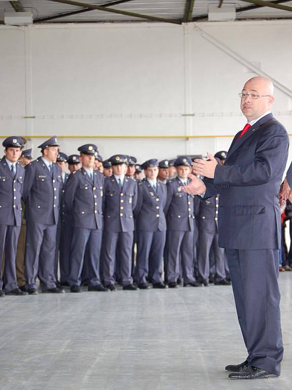 Ministr obrany Martin Barták na vrtulníkové základně v Přerově