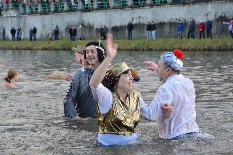 Tradiční silvestrovská show otužilců v řece Bečvě v Přerově